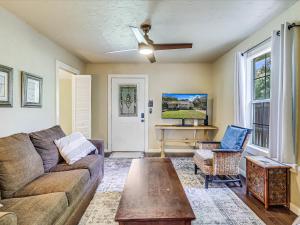 una sala de estar con un sofá y una mesa en Rockport Bungalow, en Rockport