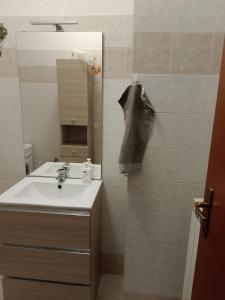 a bathroom with a sink and a mirror at A casa di Giggi in Spoleto +5 photos
