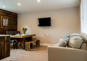 TV a/nebo společenská místnost v ubytování Lake Placid Inn: Residences