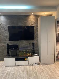 Μια τηλεόραση ή/και κέντρο ψυχαγωγίας στο Goga 6 Suite