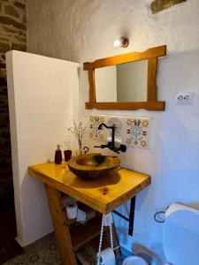 ein Badezimmer mit einem Holzwaschbecken auf einem Holztisch in der Unterkunft Arkeden328 in Archita + 53 Fotos