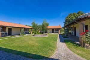einen Innenhof eines Hauses mit Garten in der Unterkunft Agriturismo Gli Etruschi in Populonia