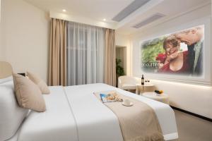 Postel nebo postele na pokoji v ubytování Changsha AquaEdge Hotel Wuyi Square长沙悦己阅湘江酒店
