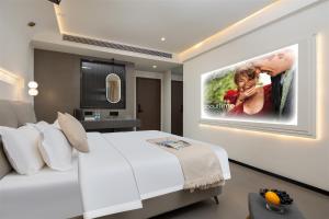 Postel nebo postele na pokoji v ubytování Changsha AquaEdge Hotel Wuyi Square长沙悦己阅湘江酒店