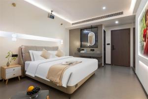 Postel nebo postele na pokoji v ubytování Changsha AquaEdge Hotel Wuyi Square长沙悦己阅湘江酒店