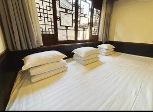 Ліжко або ліжка в номері Pingyao Yihao Inn
