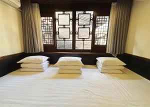 Ліжко або ліжка в номері Pingyao Yihao Inn