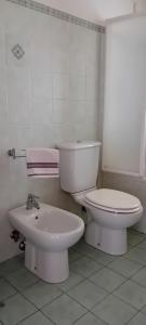 マスカリにあるSicilia in cartolinaのトイレと洗面台を備えた白いバスルーム +30枚の写真