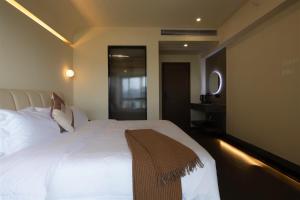 Postel nebo postele na pokoji v ubytování Changsha AquaEdge Hotel Wuyi Square长沙悦己阅湘江酒店