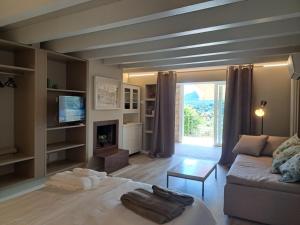 a living room with a bed and a couch at Villa dell'Olivo Bianco in Castion Veronese