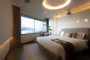 Postel nebo postele na pokoji v ubytování Changsha AquaEdge Hotel Wuyi Square长沙悦己阅湘江酒店
