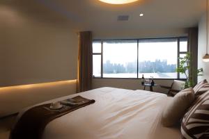 Postel nebo postele na pokoji v ubytování Changsha AquaEdge Hotel Wuyi Square长沙悦己阅湘江酒店