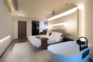 Postel nebo postele na pokoji v ubytování Changsha AquaEdge Hotel Wuyi Square长沙悦己阅湘江酒店