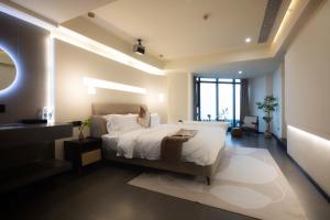 Postel nebo postele na pokoji v ubytování Changsha AquaEdge Hotel Wuyi Square长沙悦己阅湘江酒店