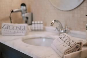 Um banheiro em Zacosta Villa Hotel