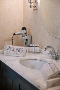 Um banheiro em Zacosta Villa Hotel