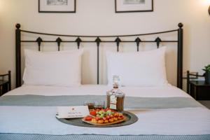 Cama ou camas em um quarto em Zacosta Villa Hotel
