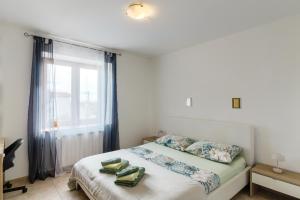 sypialnia z łóżkiem z dwoma zielonymi ręcznikami w obiekcie Villa Krasa sea view apartmants with pool w mieście Ližnjan