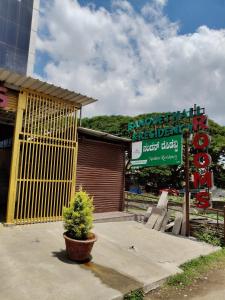 マイソールにあるNandan Suitsの前に鉢植えが置かれた建物 +54枚の写真