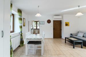 Kuchnia lub aneks kuchenny w obiekcie Villa Krasa sea view apartmants with pool