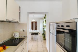 Kuchnia lub aneks kuchenny w obiekcie Villa Krasa sea view apartmants with pool