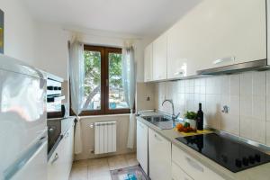 Kuchnia lub aneks kuchenny w obiekcie Villa Krasa sea view apartmants with pool