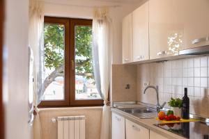 Kuchnia lub aneks kuchenny w obiekcie Villa Krasa sea view apartmants with pool