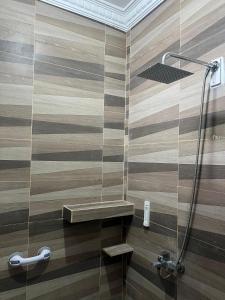 ein Badezimmer mit Dusche mit Glastür in der Unterkunft RUMAH 25 SYARIAH in Bukittinggi + 25 Fotos