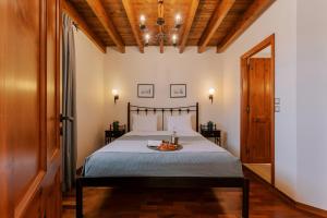 Cama ou camas em um quarto em Zacosta Villa Hotel