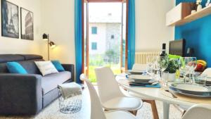 un soggiorno con un tavolo e un divano di A casa di Nina & Turi con giardino e veranda a Dongo