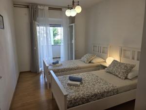 Postel nebo postele na pokoji v ubytování Apartmani Eta