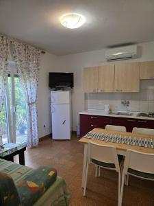 Kuchyň nebo kuchyňský kout v ubytování Apartmani Eta