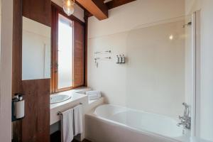 Koupelna v ubytování Hotel Cetina Palacio Ayala Berganza
