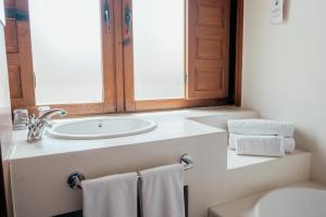 Koupelna v ubytování Hotel Cetina Palacio Ayala Berganza