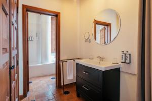 Koupelna v ubytování Hotel Cetina Palacio Ayala Berganza