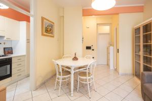 a kitchen and dining room with a table and chairs at Marty Sweet Home, Cattolica Centro in Cattolica