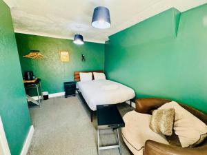 a small room with two beds and a couch at Number 19 Brighton in Brighton & Hove