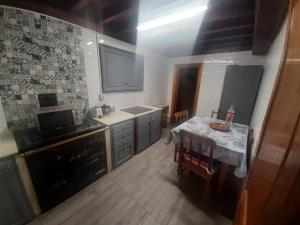 a kitchen with a table and a small kitchen with a table and a tableablish at Casa valido in Lago