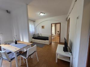 TV a/nebo společenská místnost v ubytování Apartmani Eta