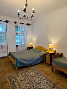 ein Schlafzimmer mit zwei Betten und einem Kronleuchter in der Unterkunft Arkeden328 in Archita