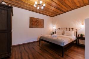 Cama ou camas em um quarto em Zacosta Villa Hotel