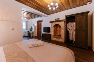 Uma TV ou centro de entretenimento em Zacosta Villa Hotel