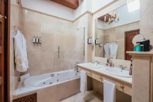 Koupelna v ubytování Hotel Cetina Palacio Ayala Berganza + 37 fotografií
