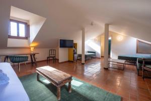 TV a/nebo společenská místnost v ubytování Hotel Cetina Palacio Ayala Berganza
