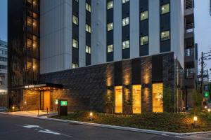 um edifício numa rua em frente a um edifício em Washington R&B Hotel Nagoya Ekimae em Nagoya