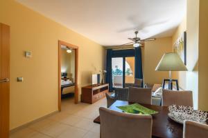 ein Wohnzimmer mit Esstisch und ein Wohnzimmer in der Unterkunft Playa Marina by Ĥ - Playa Punta del Moral PPHM303P59 in Punta del moral
