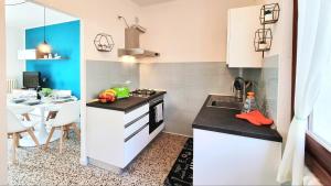 Cucina o angolo cottura di A casa di Nina & Turi con giardino e veranda