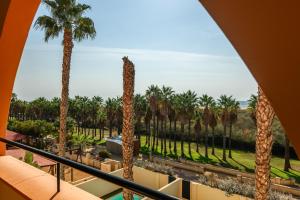 einen Blick vom Balkon eines Resorts mit Palmen in der Unterkunft Playa Marina by Ĥ - Playa Punta del Moral PPHM303P59 in Punta del moral
