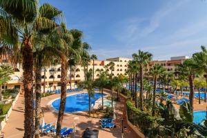einen Luftblick auf ein Resort mit Palmen und einem Pool in der Unterkunft Playa Marina by Ĥ - Playa Punta del Moral PPHM303P59 in Punta del moral