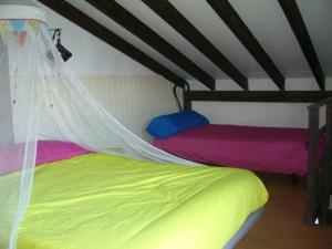 1 dormitorio con 1 cama con mosquitera en Casa Escondida en Albuñuelas